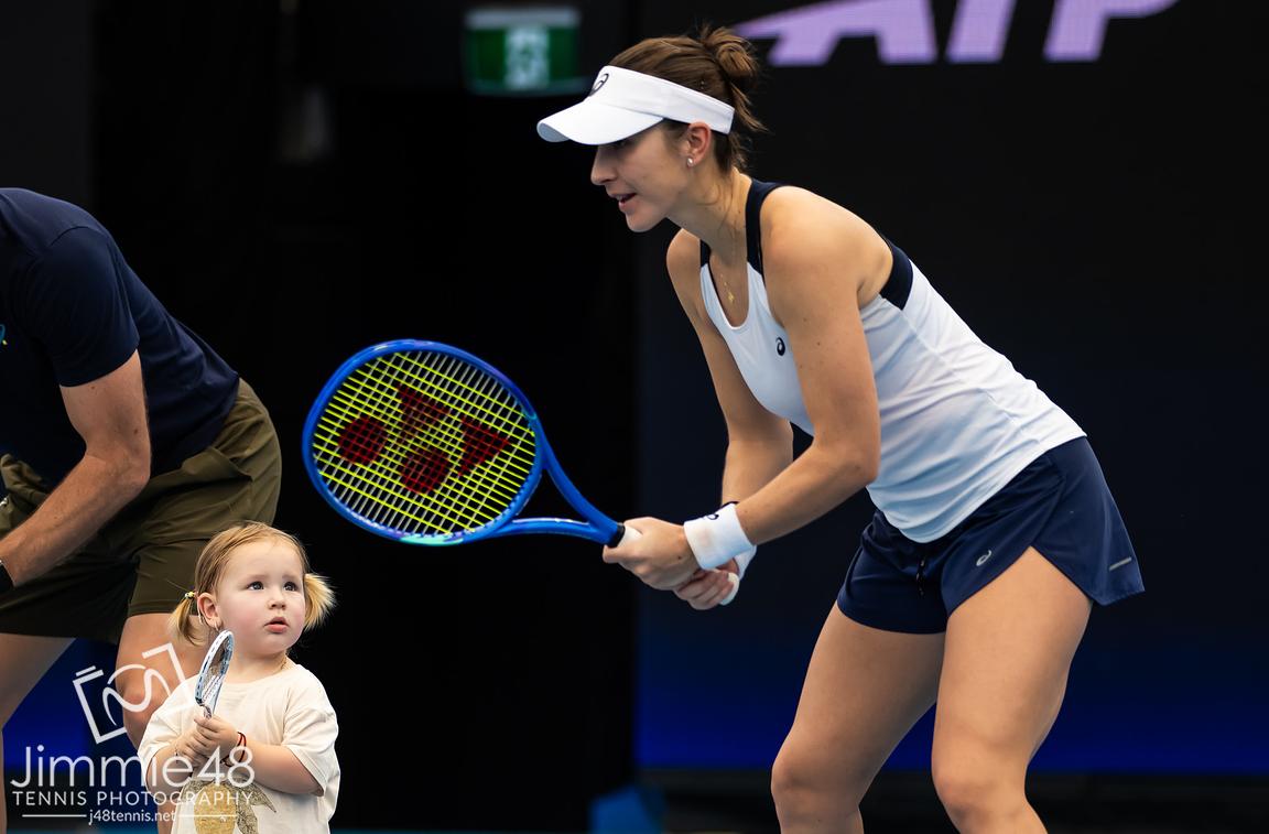 JJlovesTennis's tweet image. Aww-Moment of the day: Little Bella practicing together with mom Belinda Bencic in Sydney.