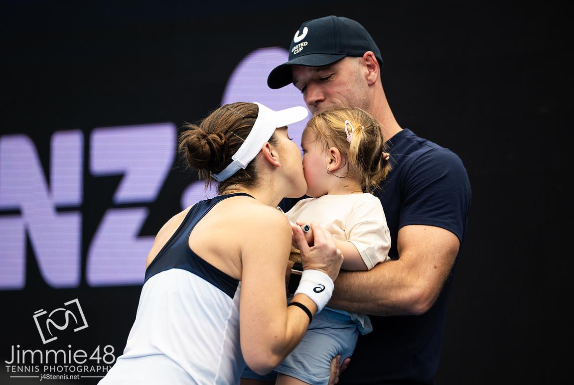 JJlovesTennis's tweet image. Aww-Moment of the day: Little Bella practicing together with mom Belinda Bencic in Sydney.