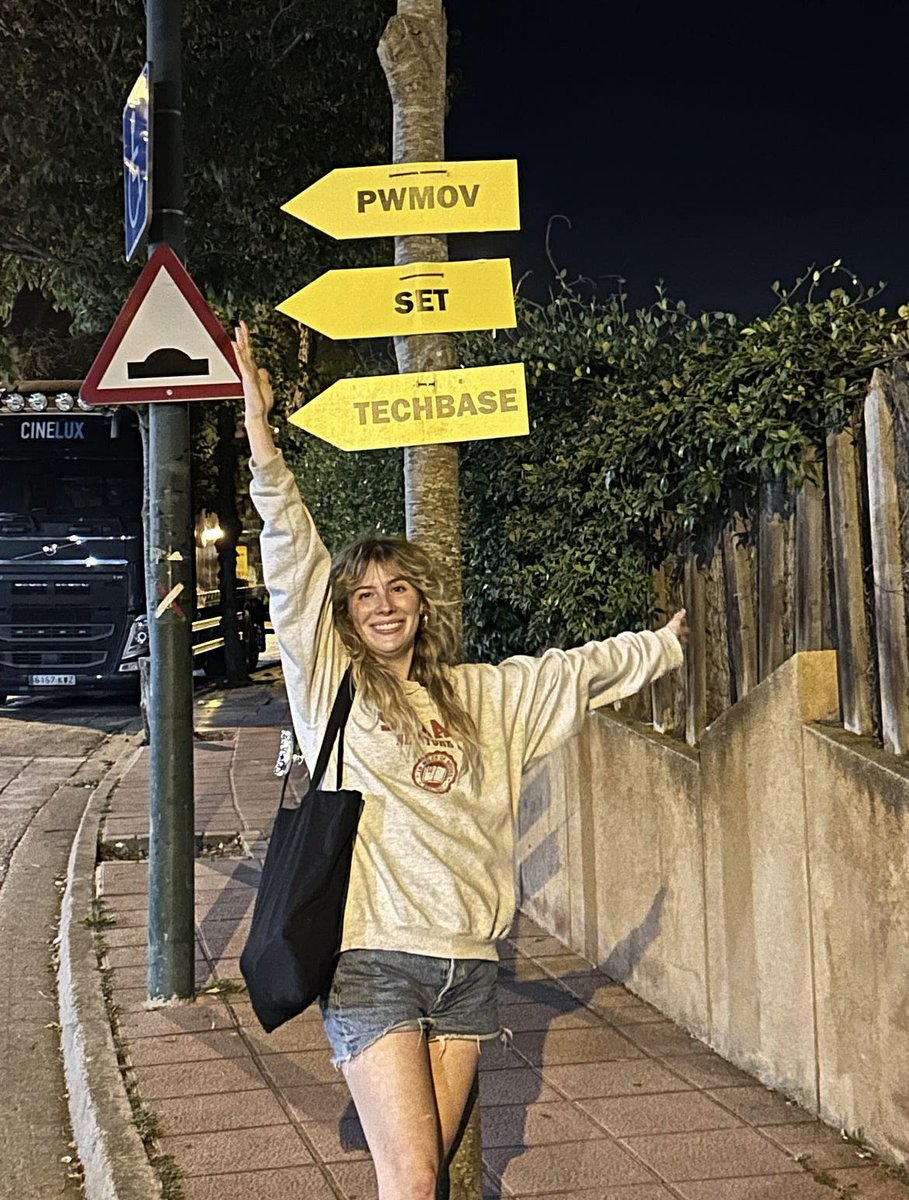 emilyhenryverse's tweet image. Emily Henry on the set of “People We Meet on Vacation”

via Emily Henry’s Newsletter.