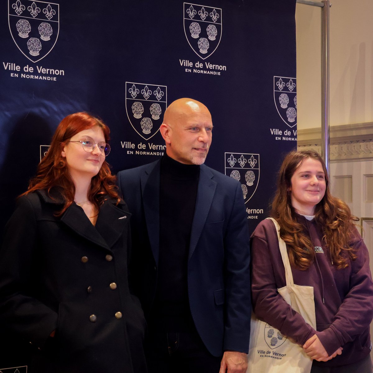 Une centaine de jeunes Vernonnais sont venus récupérer leur carte électorale lors de la cérémonie de citoyenneté

Un moment symbolique pour nos jeunes adultes ! 

Félicitations à ces nouveaux électeurs 👏