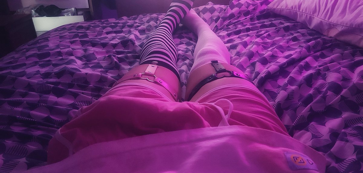 Dizzyeksdee's tweet image. Hey bro, I need some help 💀

#femboy #goth #femboys #hung