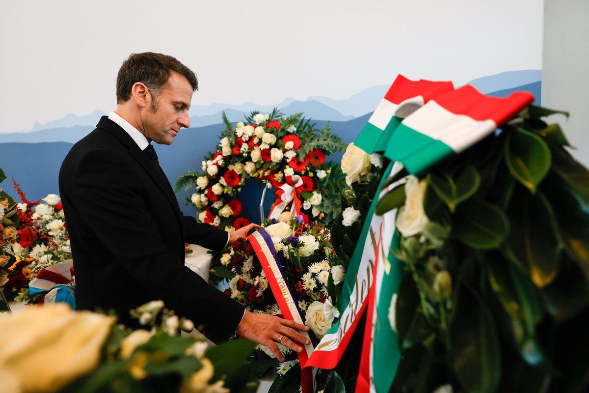 EmmanuelMacron's tweet image. À la mémoire des victimes de l’incendie de Crans-Montana, dont neuf de nos compatriotes. 

Aux familles endeuillées, dont nous partageons la douleur et le deuil.

Aux blessés, à qui nous adressons nos pensées fraternelles et notre solidarité.