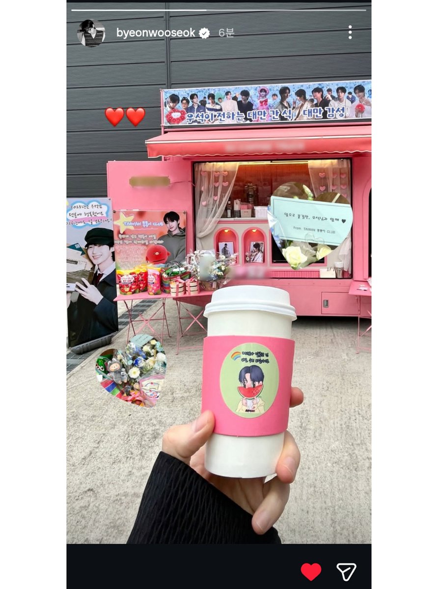 꺄💙 이런 감동적인!! 너무 행복하쟈나!😭🫶
.
멋진 서포트에 함께 할 수 있는 것만으로도 넘넘 영광이었는데, 
이런 멋진 후기 사진까지 선물 받게 되다니!!! 심쿵💕
.
<a href="/tongtongclubtw/">통통이club</a>
Once again, I would like to express my gratitude to the Taiwanese Tongyi Club for using my paintings