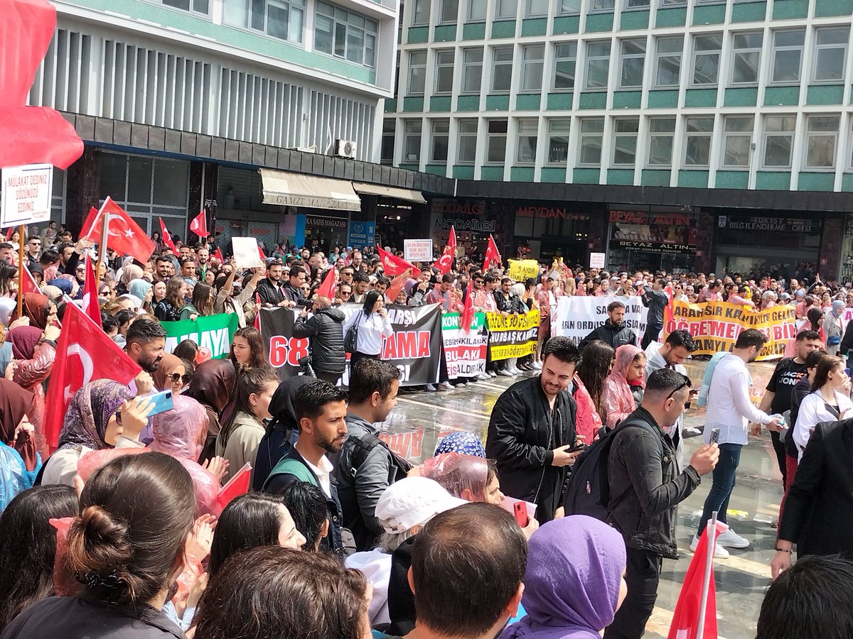 Öğretmenler kendi gelecekleri ve hakları için tek vücut olmayı başardıklarında, karşılaştıkları tüm engelleri ve mağduriyetleri aşacaklardır. 
Tüm mesele; bu gücün ne zaman farkına varılacağıdır.
#BahçeliÖğretmenlerBekliyor