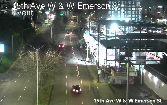 15番街西: 右車線通行止め