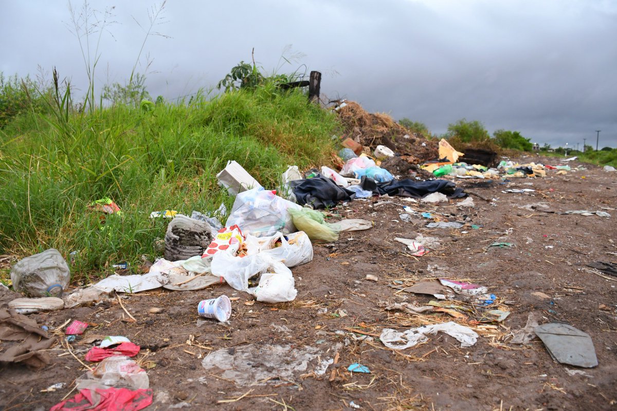 municorrientes's tweet photo. Recordamos a los vecinos no sacar la basura en días con pronóstico de lluvias para evitar la obstrucción de desagües y posibles anegamientos 🚫 Ante cualquier inconveniente, están a disposición la línea gratuita 147 y el #MuniBot, a través de WhatsApp, al número 3794-341768 📲 https://t.co/DqzcT5kewf