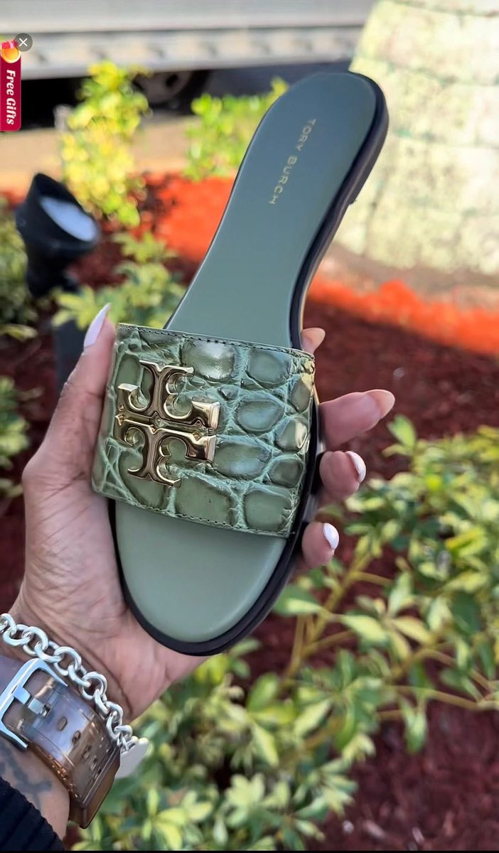 seleena6166's tweet image. This green from Tory Burch is TEA 😍😍😍