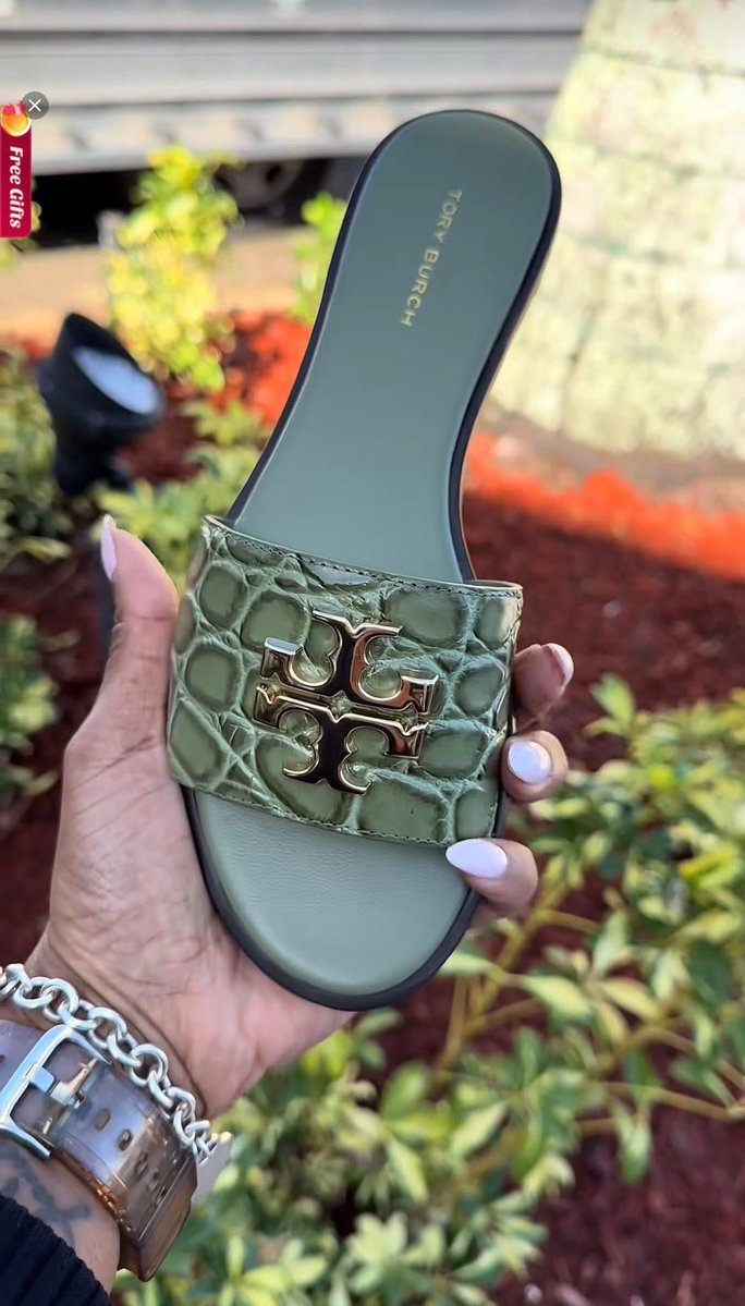 seleena6166's tweet image. This green from Tory Burch is TEA 😍😍😍