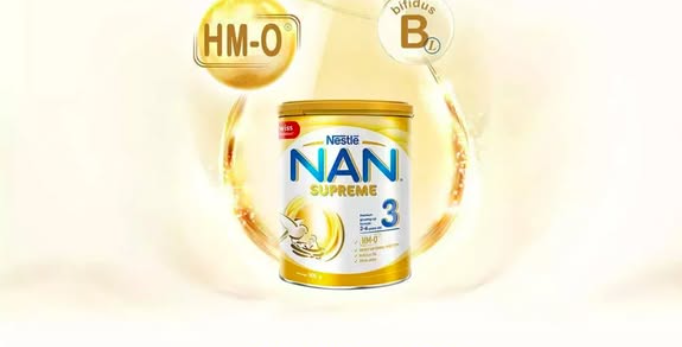 TrucHanh1991's tweet photo. 🚨 CẢNH BÁO KHẨN: Nestlé chính thức THU HỒI 17 lô sữa NAN tại Việt Nam vì nguy cơ độc tố Cereulide – Trẻ nhỏ đang dùng cần kiểm tra NGAY!

Tối 8/1/2026, Công ty Nestlé Việt Nam chính thức phát thông báo tự nguyện thu hồi phòng ngừa 17 lô sữa công thức NAN (dành cho trẻ nhỏ) do lo ngại độc tố Cereulide (từ vi khuẩn Bacillus cereus) có thể xuất hiện ở dạng vết trong nguyên liệu dầu PUFA nhập từ nhà cung cấp thứ 3.

Dù công ty nhấn mạnh:  
- Lượng độc tố (nếu có) rất nhỏ  
- Chưa có bằng chứng thực tế tồn tại trong sản phẩm  
→ Nhưng vì nguyên tắc an toàn tuyệt đối cho trẻ em, Nestlé vẫn thu hồi toàn bộ các lô nghi vấn.

Danh sách 17 lô bị thu hồi (kiểm tra kỹ ở đáy lon):  
- NAN Optipro 1, 2, 3 (một số mã lô cụ thể)  
- NAN SupremePro (một số mã)  
- Và các mã lô khác được liệt kê chi tiết trên website Nestlé Việt Nam.

Quan trọng nhất – Những sản phẩm KHÔNG bị ảnh hưởng:  
- NAN Optipro Plus bước 3 & 4  
- NAN SupremePro (các bước còn lại)  
- S-26 Ultima  
- PreNAN, NAN ExpertPro, Nutren Junior, Peptamen Junior…  
→ Vẫn an toàn 100%, không cần lo lắng!

Hành động ngay nếu bạn đang có sữa NAN:  
1. Lật lon sữa kiểm tra mã lô ở đáy  
2. Nếu trùng với danh sách thu hồi → NGỪNG CHO TRẺ UỐNG NGAY  
3. Gọi tổng đài miễn phí 1800 6699 để được hỗ trợ đổi trả, tư vấn

Bối cảnh toàn cầu:  
Nestlé đang thu hồi sữa công thức tại hơn 50 quốc gia vì cùng nguyên nhân. Riêng ở Việt Nam, Bộ Y tế cũng vừa yêu cầu gỡ bỏ khẩn các sản phẩm Beba và Alfamino (nếu có bán online) – nhưng Nestlé xác nhận hai dòng này chưa từng được nhập khẩu chính ngạch vào Việt Nam.

Mẹ bỉm ơi, đừng chủ quan!  
Nhiều hàng xách tay, hàng trôi nổi ngoài thị trường rất khó kiểm soát mã lô. An toàn cho con là trên hết – kiểm tra ngay hôm nay để yên tâm nhé! 💙

#ThuHoiSuaNAN #CanhBaoAnToanThucPham #NestleVietnam #SucKhoeTreEm #MeVaBe