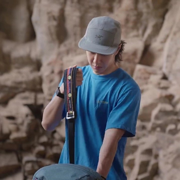 앙버 원래도 신이 빚은 완벽한 몸선이지만(94738173739번째 얘기중) 클라이밍하면서 진짜 근육 예술적으로 다듬어진거 같음

단단하고 더 넓어진 태평양 등짝
적당히 시끄러운 가섬근육
특히 팔 근육이 진심 상완도 예쁜데 전완근이 ㄹㅈㄷ 아름다움.. 
몸선 너무 최고돼서 보는데 눈이 즐거워요..