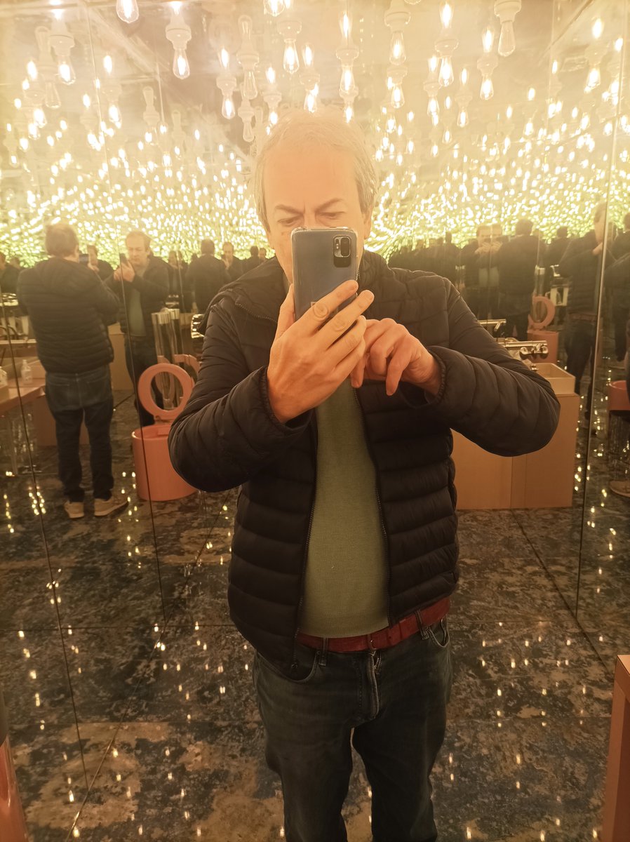 jflozevis's tweet photo. La galerie des #glaces dans les toilettes d'un restaurant de mon quartier. https://t.co/O2rPSqxMWt