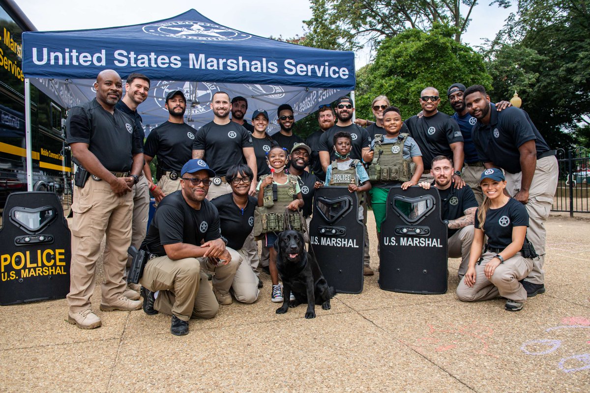 USMarshalsHQ's tweet image. On National Law Enforcement Appreciation Day, the USMS recognizes the men and women who stand on the front lines to keep our communities safe. 

#USMarshals