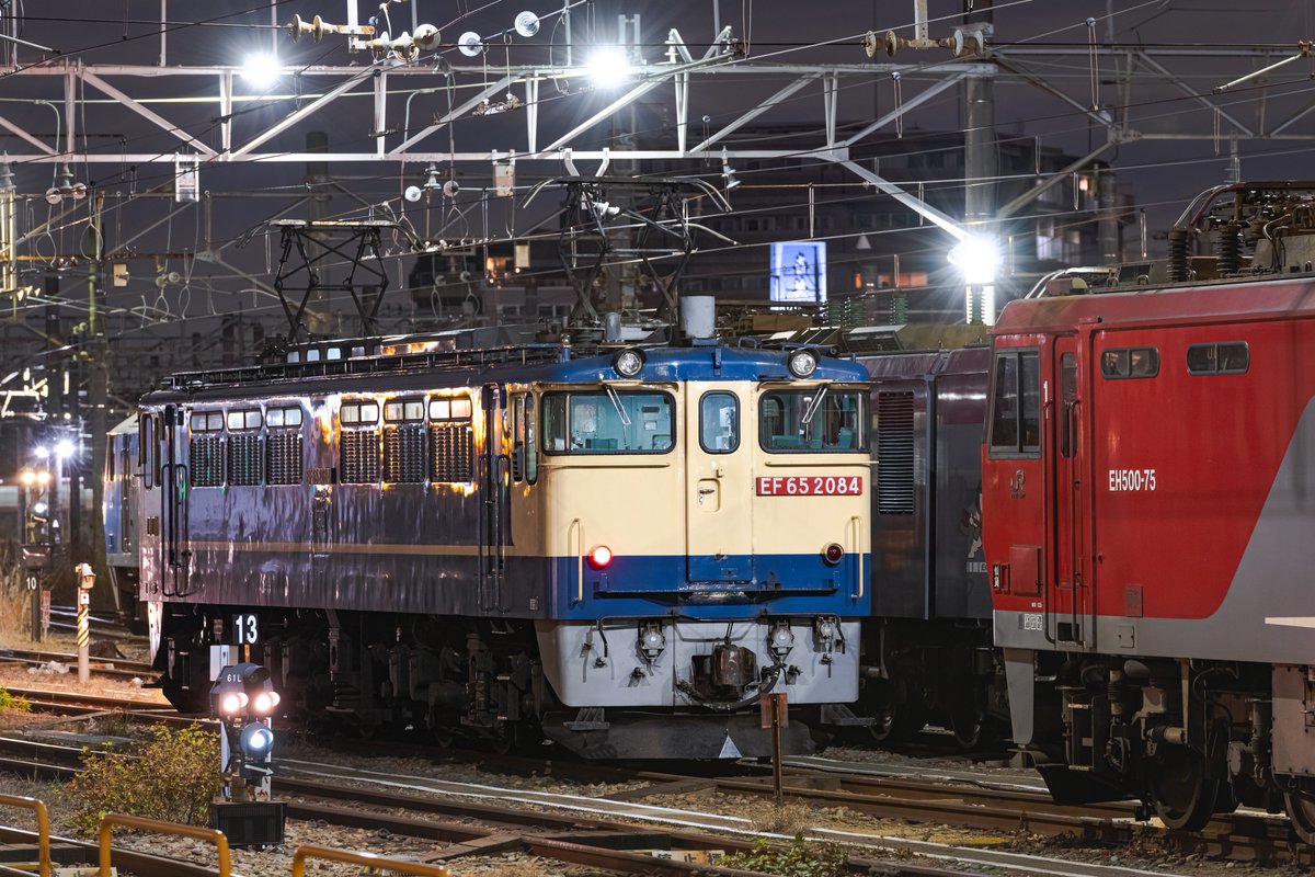 昨日は午後から急に風が冷たくなり、夜は真冬の冷え込みでした。
沼津往復を終えた2092号機は、石油臨貨に回りましたね。
左：単9875入区後入換／2026.1.8
25年前のマニュアルレンズで。
右：3091レ出区待ち／2026.1.9
帰宅時にパン上げしていたので、急ぎ出直して西機待線へ。ぎりぎり参加賞でした。