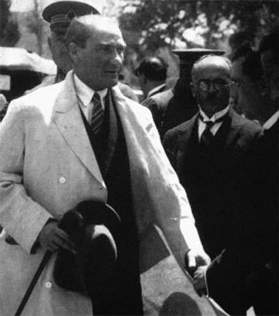 “Atatürk, bana ‘rahat’ olmayı değil, ‘dik’ olmayı öğretti.”
