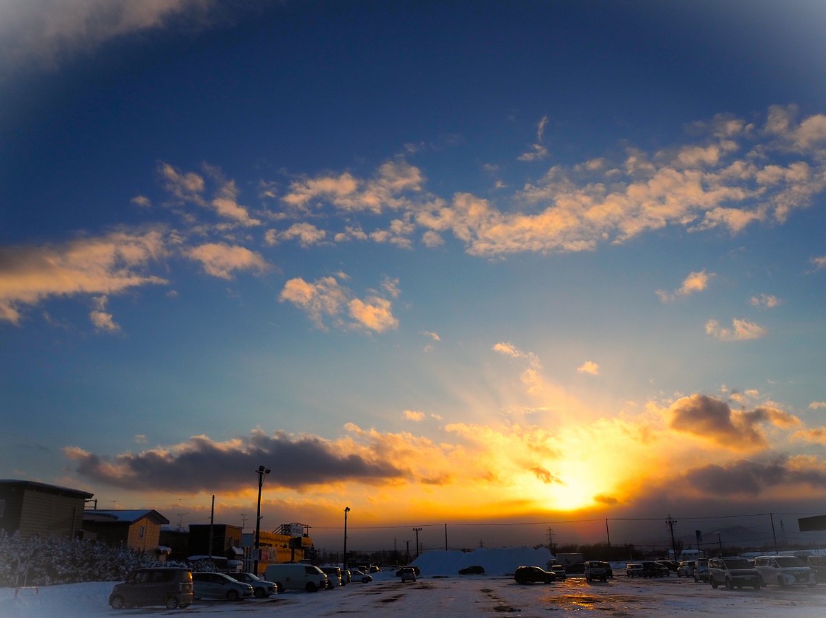 《没しゆく冬の太陽拝みつつふと振り返る二十歳の頃を》

まもなく「成人の日」。20歳の頃ね…大学2年から3年に上がるためただ必死だったことしか覚えてないな。
憎たらしい「2年次必修科目！」(*^_^*)

さあ三連休。こんな夕陽は出ないかな。悪天候予報。皆様、お気をつけて(^_-)-☆

#短歌　#夕焼け