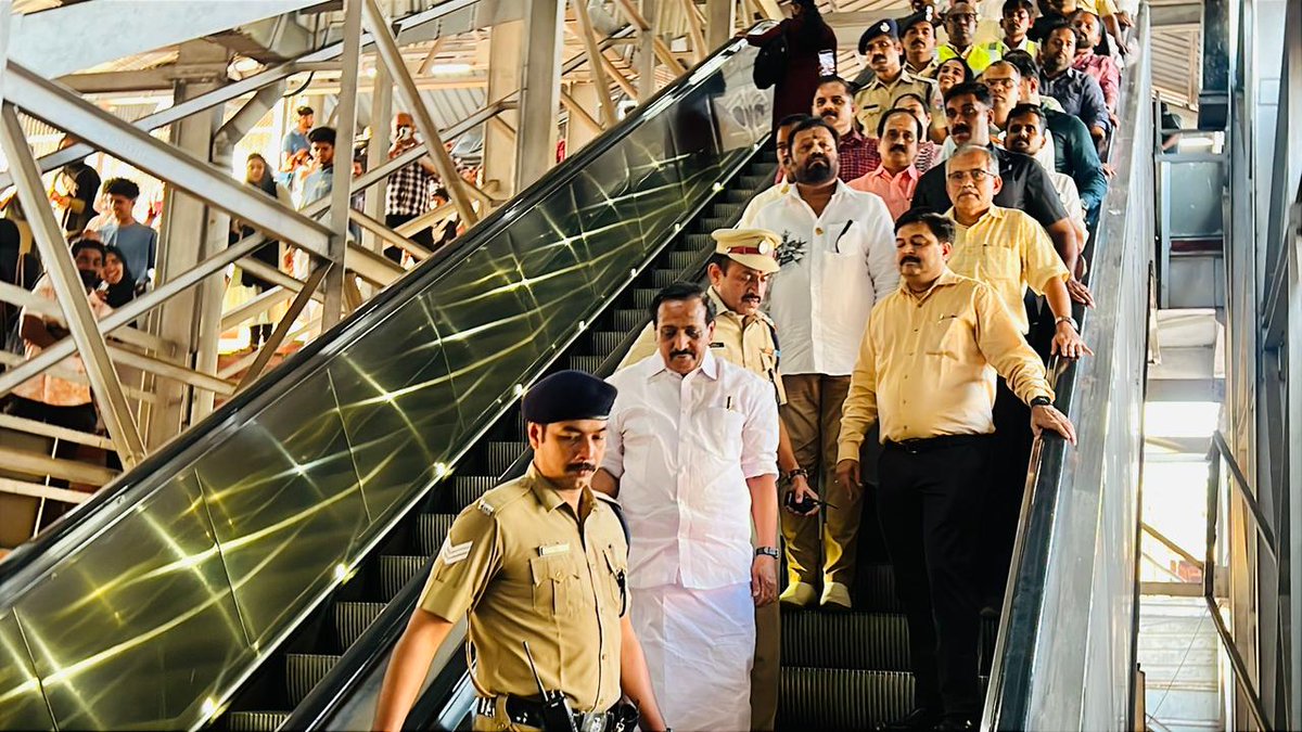 DRMPalghat's tweet image. Towards a world-class Kozhikode Railway Station 

Redevelopment reviewed by Hon’ble Union MoS Shri Suresh Gopi along with DRM/PGT Shri Madhukar Roat and other officials.

#IndianRailways #Kozhikode