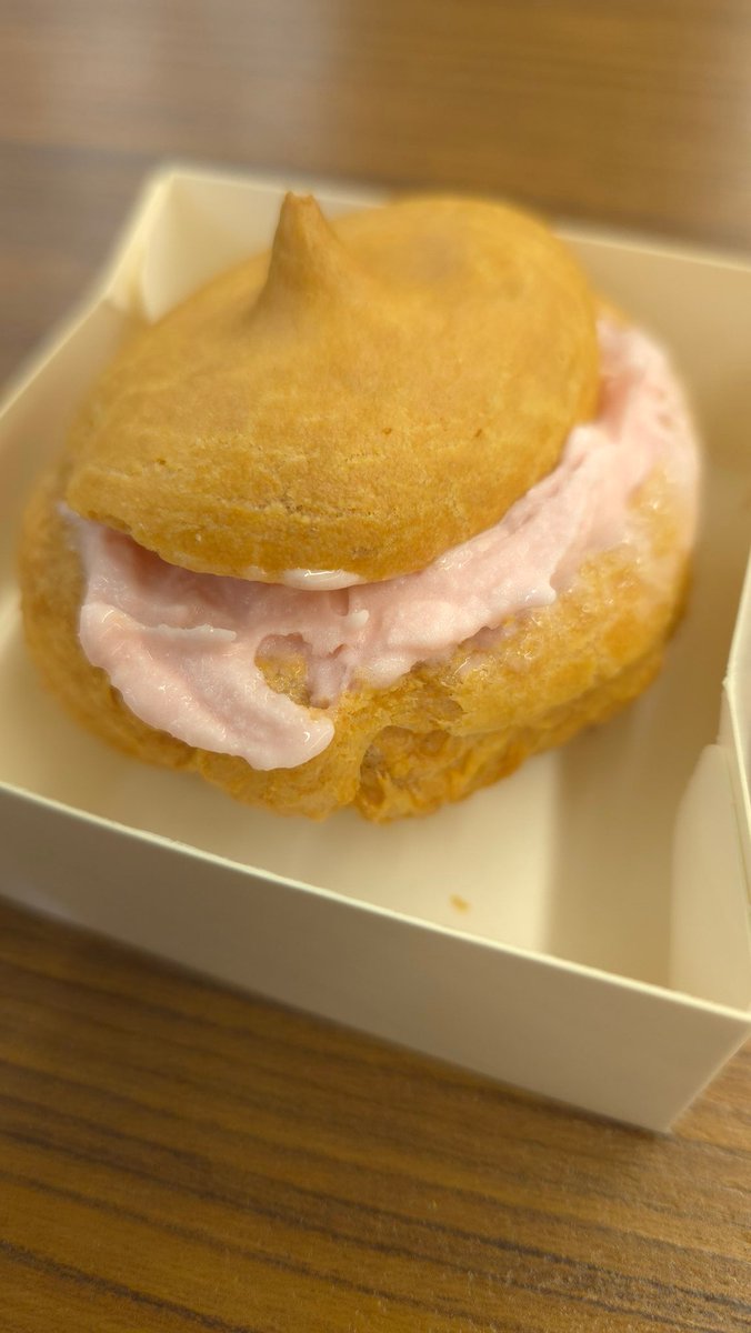 加10元買了711的草莓冰淇淋泡芙🍦
然後店員就給我一個整個包裝的空泡芙🥠
我就問他要怎麼用（冰淇淋）上去
他說他不會用，你要自己用

我沉默了一下🫥
到座位把他們組裝起來
謝謝711讓我玩食物🪀