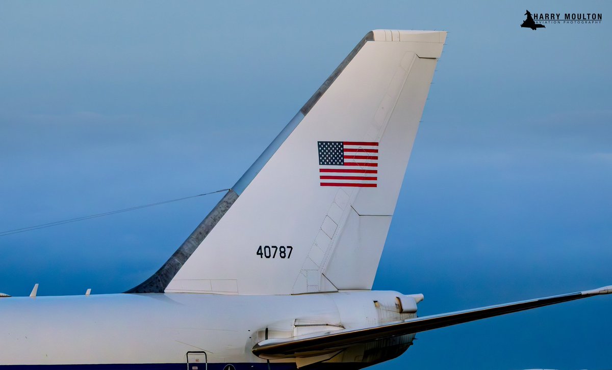 OVNIS_UFOs's tweet photo. ✈️⚠️🚨🪖🇺🇸 El "#avión del fin del mundo" #E4B, un búnker volador comando de guerra nuclear construido para mantener al gobierno de #EEUU en funcionamiento si  colapsa, fue visto silenciosamente rodan
 y despegando del Aeropuerto de Los Ángeles el jueves . https://t.co/x9fKd5rvNR