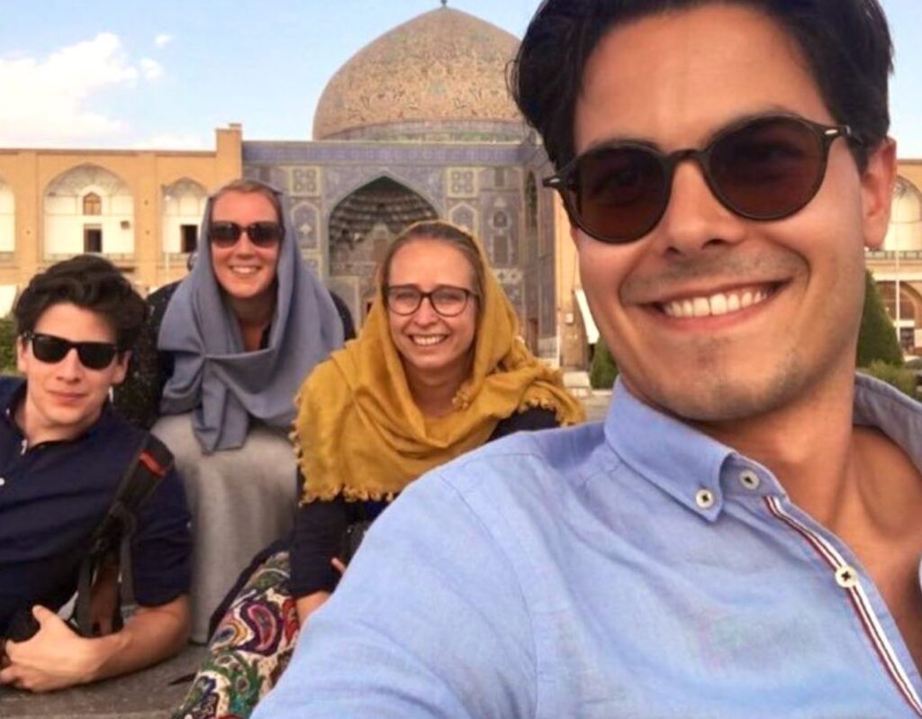 Aldus Rob Jetten die niet zo heel lang geleden naar hetzelfde regime op vakantie ging. Met gesluierde vrouwen die zich voordeden als partner om niet op het marktplein opgehangen te worden wegens homosensualiteit. Hypocriete drol.