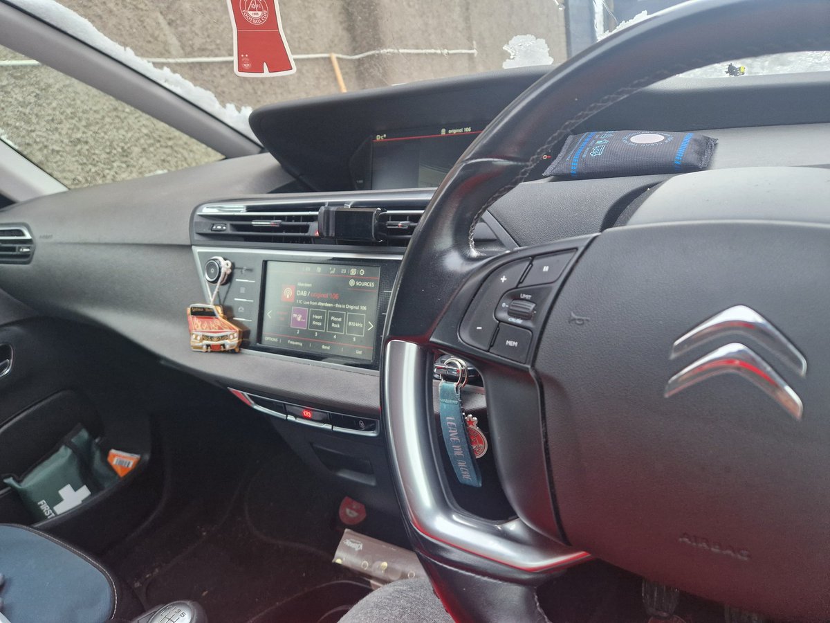 Sitting in the car defrosting it ready for the boys heading to Glasgow tomorrow, thinking if I do it now then spray it with some Demon Ice it 🤞 won't need much in the morning.