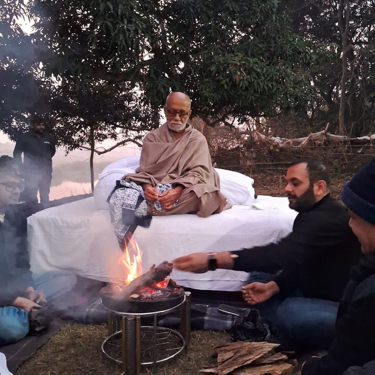 लखीसराय: जिले में भीषण ठंड ने लोगों का जीना मुहाल कर दिया है। ठंड से राहत पाने के लिए मोरारी बापू अपने अशोकधाम में अपनी कुटिया के बाहर अलाव सेकते नजर आए। आम लोग भी ठंड से बचने के लिए अलाव और गर्म कपड़ों का सहारा ले रहे हैं।