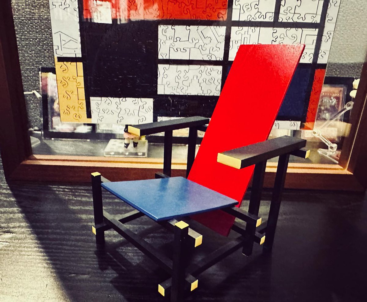 nyalra's tweet photo. 僕がこの世界で最も美しいと感じた『赤と青の椅子』です。
ユトレヒトで実物を見に行き、なおその洗練された色の均衡に美の究極を堪能しました。アニメの新しいキャラクターたちとも仲良くしてあげてくださいね。 https://t.co/8g9gDGpbFw