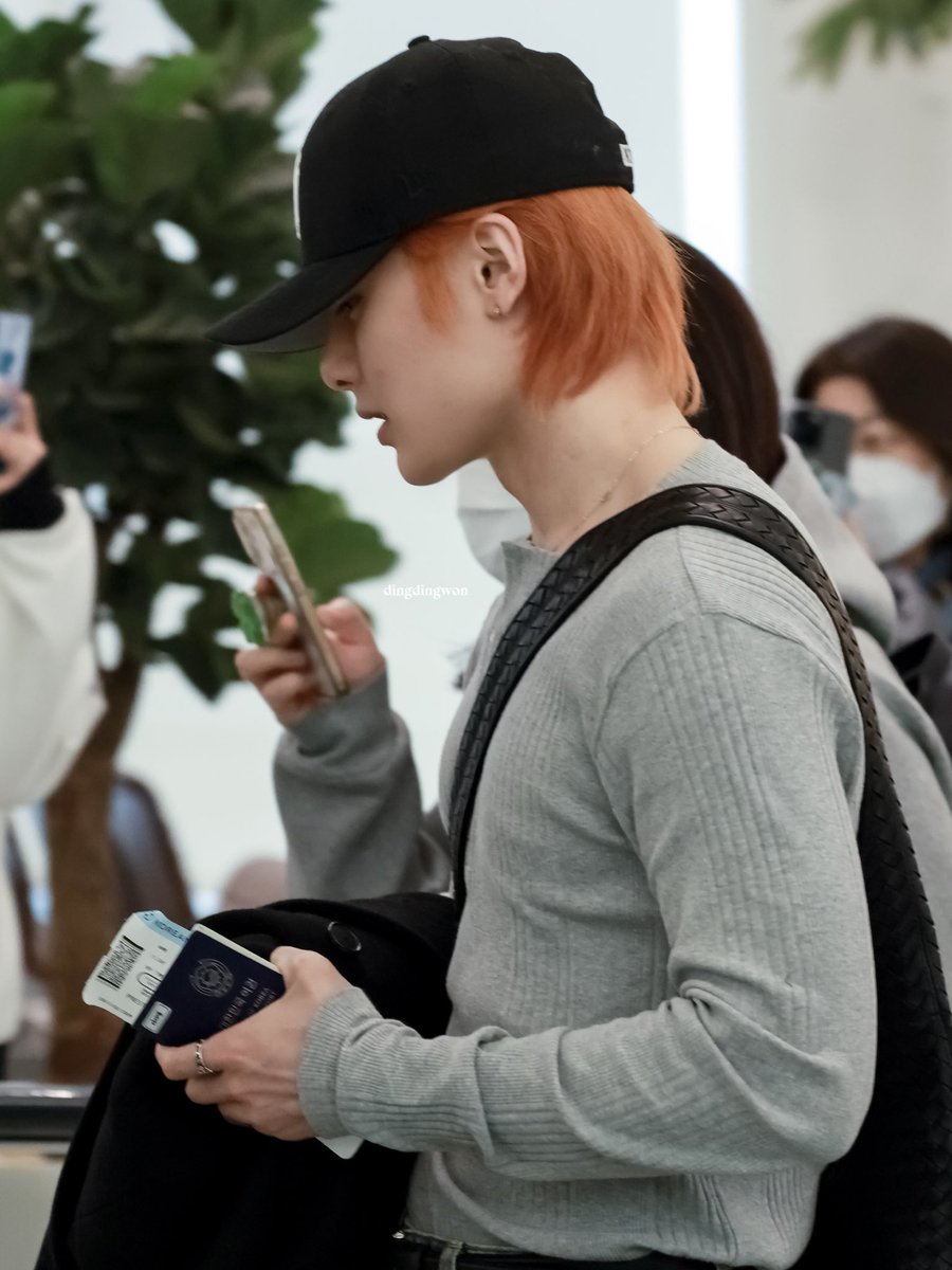 в чоніна вже таке довге волосся…якщо стилісти вирішать що треба обрізати довжину i’m gonna kill
просто заховайте всі ножиці