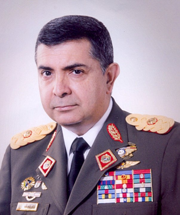 AliomarBracho's tweet photo. 🇻🇪 ¿Quién es Ángel Omar Vivas Perdomo?  @Gral_Vivas_P 

✔️General de Brigada (Ej.) retirado del Ejército venezolano.
✔️Ingeniero militar y jefe de la Dirección de Ingeniería del Ejército.
✔️Se convirtió en una de las primeras voces militares de alto rango que denunció públicamente al régimen de Hugo Chávez y, luego, al de Nicolás Maduro.

¿Por qué se hizo conocido?
Porque tuvo algo que muy pocos oficiales se atrevieron a hacer:
🔴 Denunció la politización de la Fuerza Armada
🔴 Denunció la presencia de militares cubanos en Venezuela
🔴 Denunció la subordinación del Ejército a La Habana
🔴 Y llamó públicamente a los militares a desobedecer órdenes ilegales

En 2013 lanzó una de sus frases más recordadas:
“Desobedezcan órdenes ilegales. No repriman al pueblo.”
Eso fue una afrenta directa al poder.

¿Qué le hizo el chavismo?
Fue acusado de conspiración.
En 2014 el SEBIN intentó capturarlo.
Se atrincheró en su casa durante meses.
El régimen usó tanquetas, tropas y francotiradores para capturarlo.
Finalmente fue detenido y sometido a años de prisión política.

Amnistía Internacional, Human Rights Watch y otras ONG lo reconocieron como preso político.

Qué representa hoy
El General Ángel Vivas simboliza:
✔️ La ruptura de un sector militar con el chavismo
✔️ La denuncia interna de la penetración cubana
✔️ El costo personal de enfrentarse a una dictadura armada
✔️ El rostro del militar que decidió ponerse del lado del pueblo

Para muchos venezolanos es un héroe civil y militar.
Para el chavismo, un enemigo que jamás pudieron doblegar moralmente.