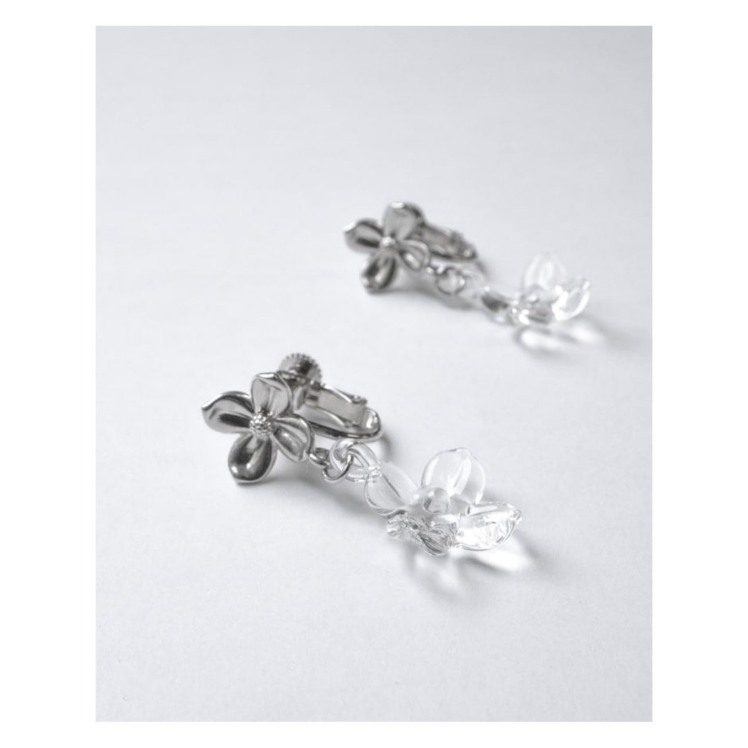 「新年におすすめのガラスアクセサリー 能作 ピアス / イヤリング ハナタバ」

錫の花とガラスの花。
様々な花が折り重なってできる花束が、祝福するかのように耳元に寄り添います。

富山県高岡市にある鋳物メーカー「能作」の錫（すず）とのコラボレーションでうまれた「ハナタバ」。