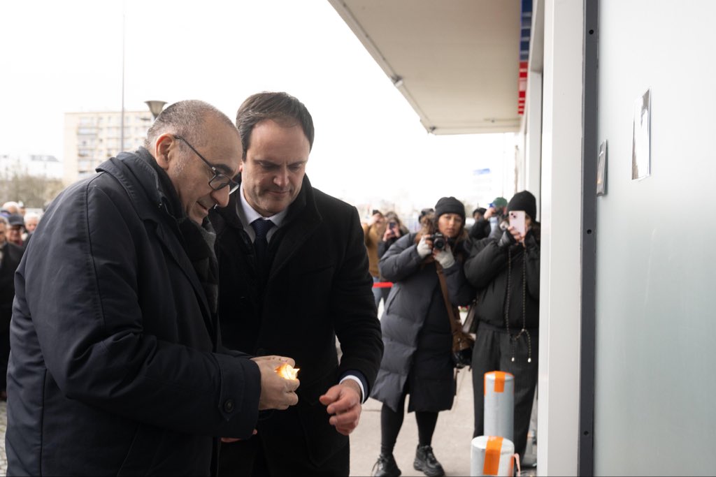 Onze ans après, nous sommes collectivement réunis pour nous souvenir des quatre victimes décédées à l’Hypercacher le 9 janvier 2015. 

10 bougies ont été allumées, en leur mémoire, et en mémoire de toutes les victimes du terrorisme islamiste et de l’antisemitisme. Nous n’oublions