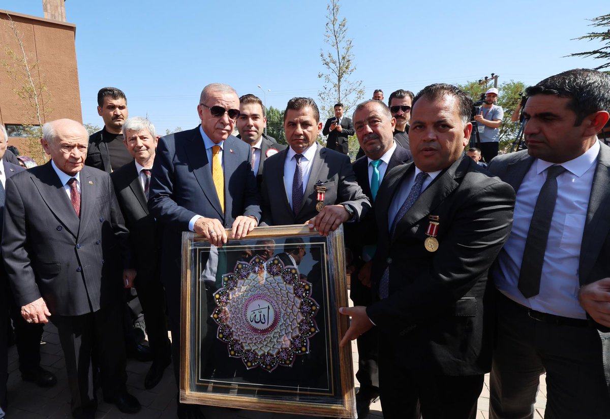 Bir emeğin böyle anlamlı bir yere ulaşması tarifsiz bir mutluluk...Yaptığım çalışmanın Sayın Cumhurbaşkanımıza hediye edilmesi benim için büyük gurur ve motivasyon kaynağı oldu.Bu kıymetli vesileye katkı sunan herkese teşekkür ederim
instagram.com/p/DTSulmxjHwX/…