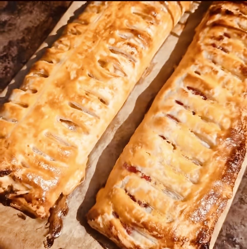 Draakje1704's tweet photo. Net op tijd klaar voor de vrijdagmiddag borrel. 🥮🍷
#Apfelstrudel met slagroom https://t.co/LKXfGJTu3M