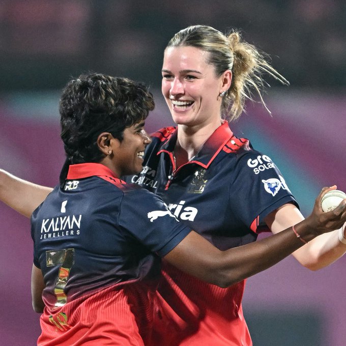 Terrific spell from Lauren Bell in the WPL 2026 opener 👌