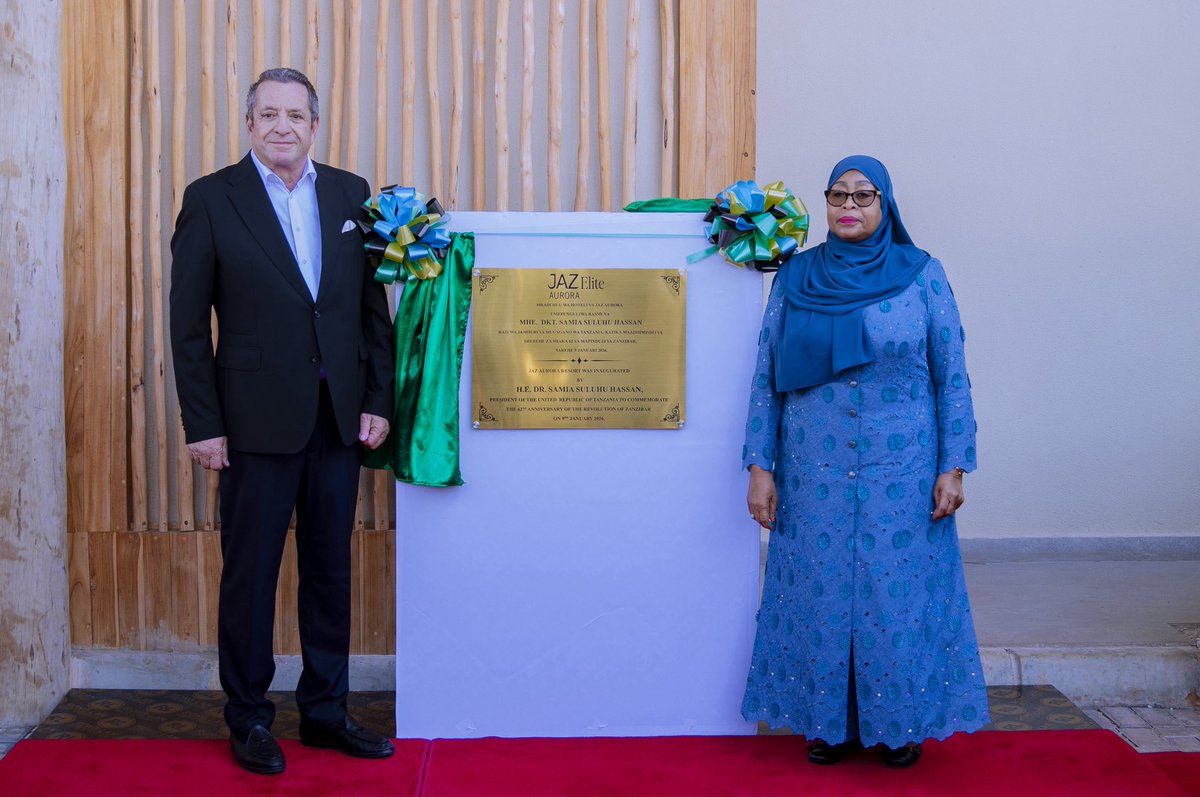 ikulumawasliano's tweet photo. Rais wa Jamhuri ya Muungano wa Tanzania, Mhe. Dkt. Samia Suluhu Hassan akivuta kitambaa pamoja na Mmiliki wa Hoteli ya Jaz Elite Aurora, Bw. Hamed El Chiaty kuashiria uzinduzi wa Hoteli hiyo katika hafla iliyofanyika Michamvi, Mkoa wa Kusini Unguja, Zanzibar, tarehe 09 Januari, 2026. 
_____
#TanzaniaYetuSote
#NchiYetuKwanza
#MaendeleoEndelevu