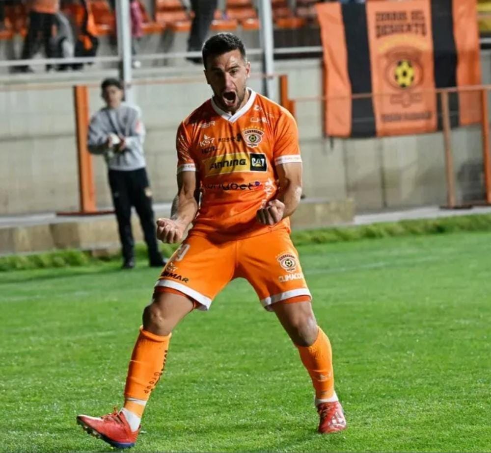 RodrigoP66397's tweet image. Para los de carton que quieren que se vaya Gotti, sacar al 3° goleador de la Primera B, ¿Todo bien en casa? Quieren traer a uno que haga 3 goles por temporada… 🤡 #Cobreloa"