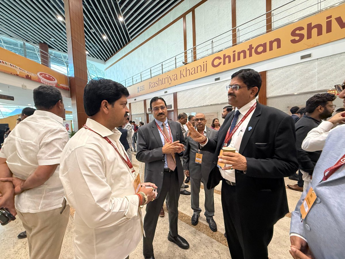 KolluROfficial's tweet photo. గుజరాత్లోని గాంధీనగర్లో జాతీయ మైనింగ్ మంత్రుల కాన్ఫరెన్స్- Rastriya Khanij Chintan shivir-2026 సమ్మిట్లో హిందుస్థాన్ కాపర్ లిమిటెడ్ CMD శ్రీ సంజావ్ కుమార సింగ్ గారిని కలవడం జరిగింది. పెట్టుబడుల గురించి చర్చించడమైనది.
#KolluRavindra #coalandmines #apmining #AndhraPradesh #MiningPolicy #mineralresources #Machilipatnam #MinisterKolluRavindra #kolluravindraformachilipatnam