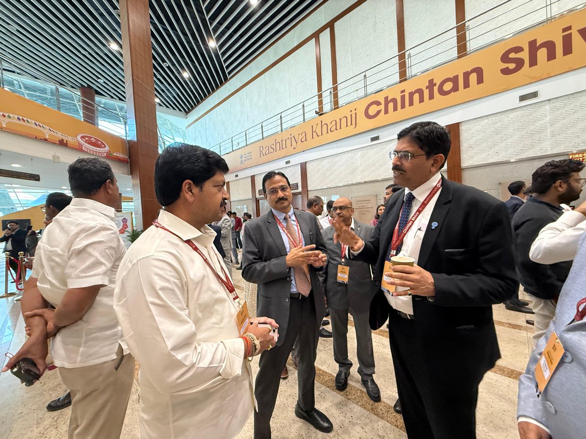 KolluROfficial's tweet photo. గుజరాత్లోని గాంధీనగర్లో జాతీయ మైనింగ్ మంత్రుల కాన్ఫరెన్స్- Rastriya Khanij Chintan shivir-2026 సమ్మిట్లో హిందుస్థాన్ కాపర్ లిమిటెడ్ CMD శ్రీ సంజావ్ కుమార సింగ్ గారిని కలవడం జరిగింది. పెట్టుబడుల గురించి చర్చించడమైనది.
#KolluRavindra #coalandmines #apmining #AndhraPradesh #MiningPolicy #mineralresources #Machilipatnam #MinisterKolluRavindra #kolluravindraformachilipatnam