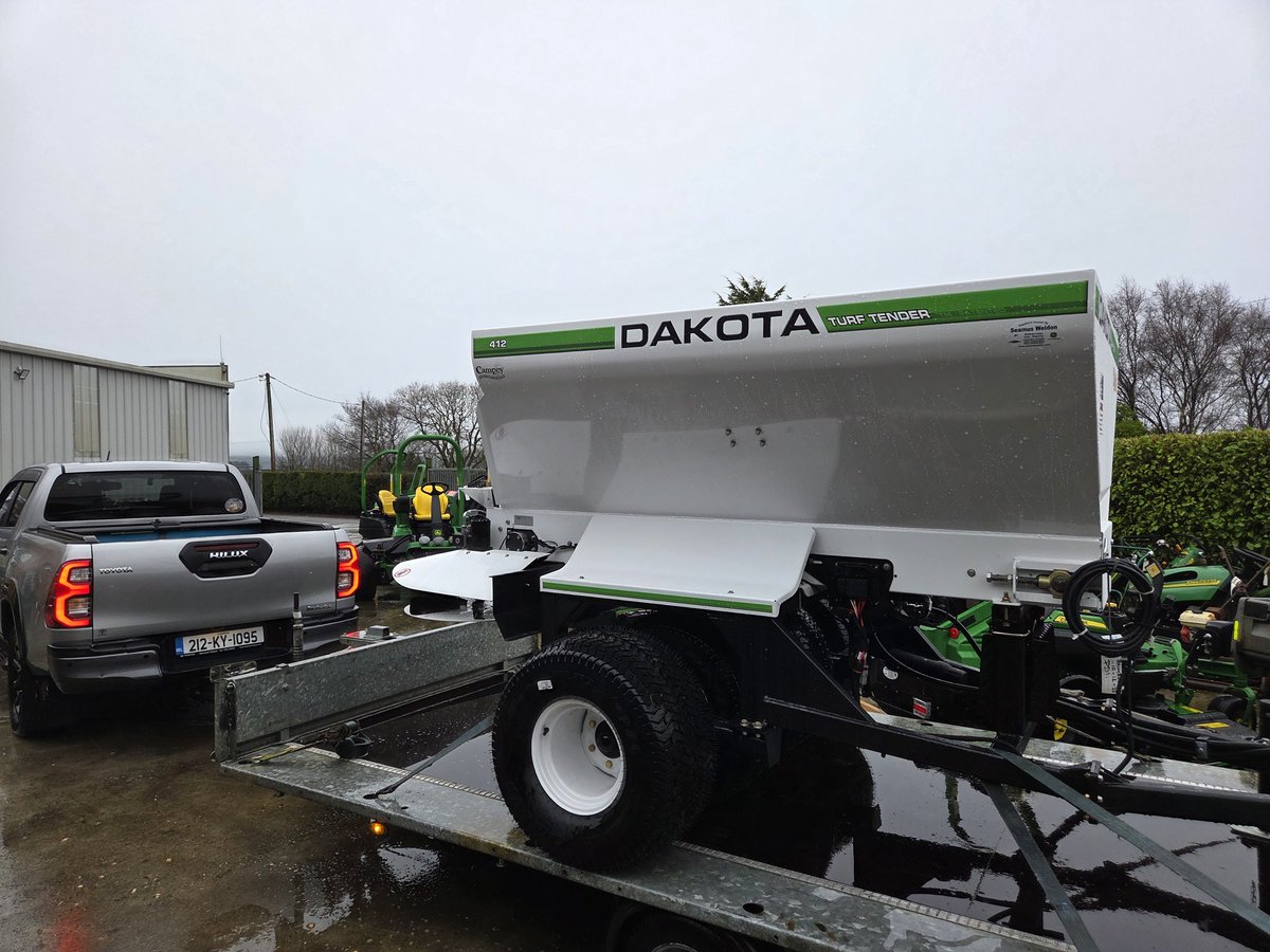 weldon_08's tweet image. Delivered and installed this new Dakota 412 trailed electric over hydraulic top dresser today . Tried, Tested and Trusted by the Best playing surfaces Worldwide.  @boshaughnessy2 @richardcampey @DakotaPeat