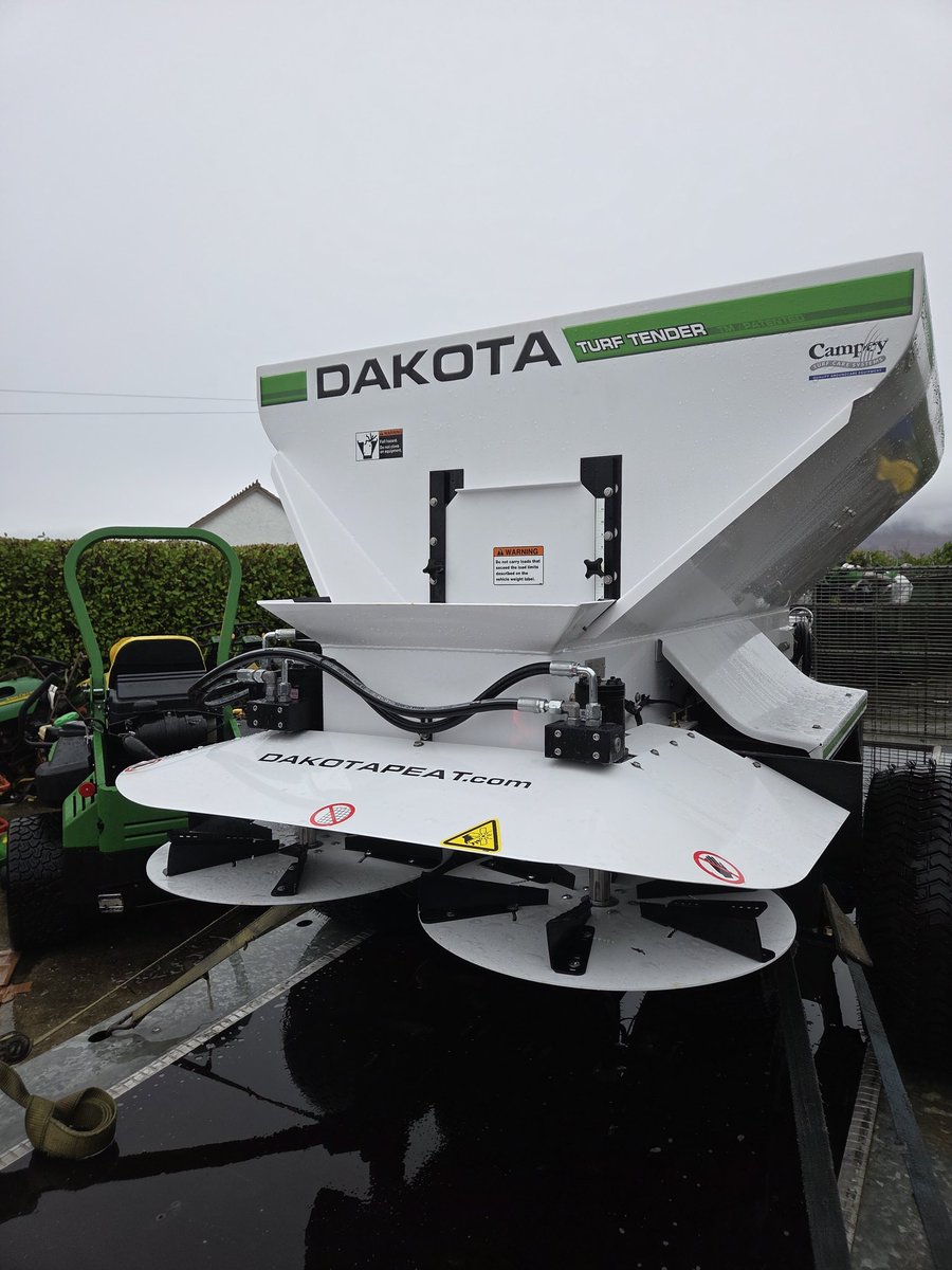 weldon_08's tweet image. Delivered and installed this new Dakota 412 trailed electric over hydraulic top dresser today . Tried, Tested and Trusted by the Best playing surfaces Worldwide.  @boshaughnessy2 @richardcampey @DakotaPeat