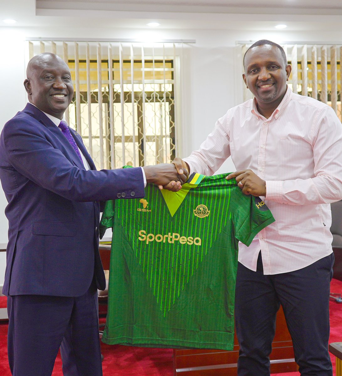 YoungAfricansSC's tweet image. KAMPALA, UGANDA

Rais wa Klabu yetu, ambaye pia ni Mwenyekiti wa Shirikisho la Vilabu Afrika (ACA) na Mjumbe wa Kamati ya Mashindano ya Vilabu ya FIFA, Mhandisi Hersi Said, leo amekutana na Rais wa Klabu ya Vipers Sports Club, Mheshimiwa Dkt. Lawrence Mulindwa. Katika kikao…