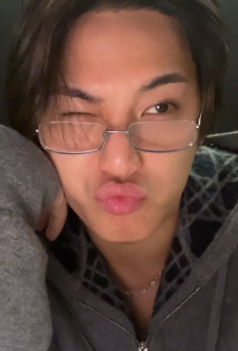 eisaongyu's tweet image. universe please do your thing (⁠◠⁠‿⁠・⁠)☆