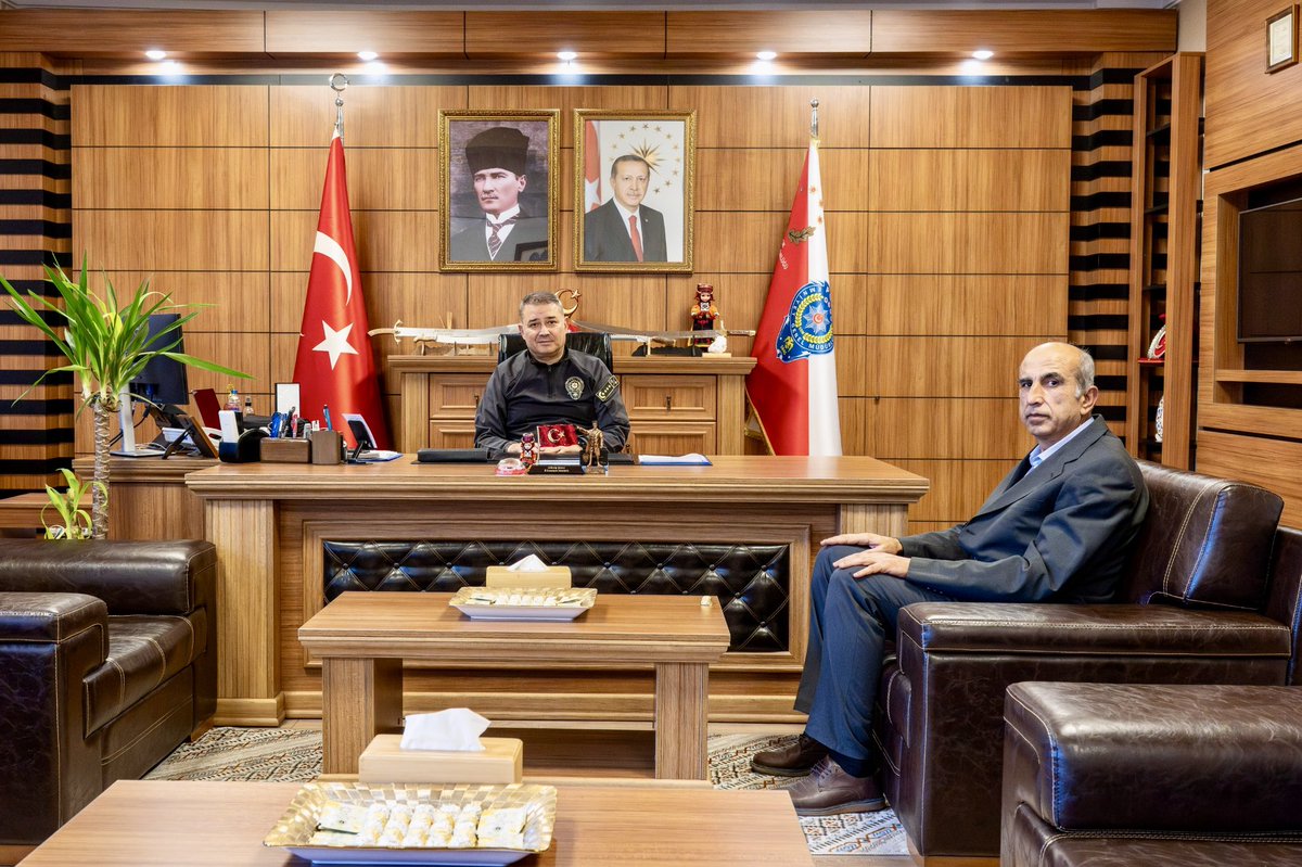 İl Emniyet Müdürümüz Sayın Gökalp ŞENER, emekliye ayrılan mesai arkadaşımız Polis Memuru Emir ÖZÇELİK’e teşkilatımıza yaptığı özverili hizmetlerinden dolayı teşekkür ederek plaket takdim etmiş, emeklilik hayatında sağlık, huzur ve mutluluk temennisinde bulunmuştur.