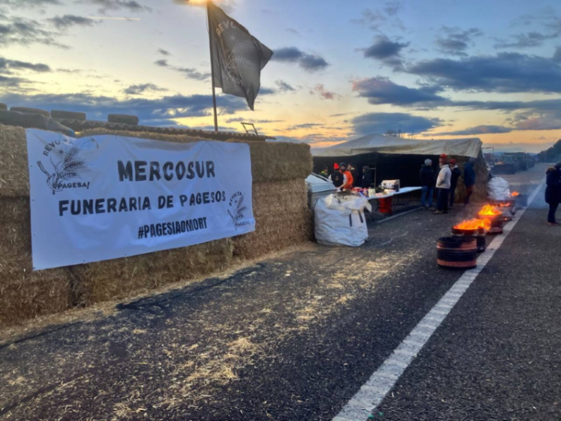 assemblea's tweet image. ⬛️⬜️ Solidaritat amb la Revolta Pagesa! Són estructura d'Estat!

Uneix-t’hi:
▪️AP7 Pontós (Alt Empordà)
▪️A2 Fondarella (Pla d'Urgell)
▪️C-16 Olvan (Berguedà)
▪️N-260 Sort
▪️N-230 Les Bordes (Vall d'Aran)
▪️Coll d'Ares
▪️Port de Tarragona

Defensem la terra. Independència!