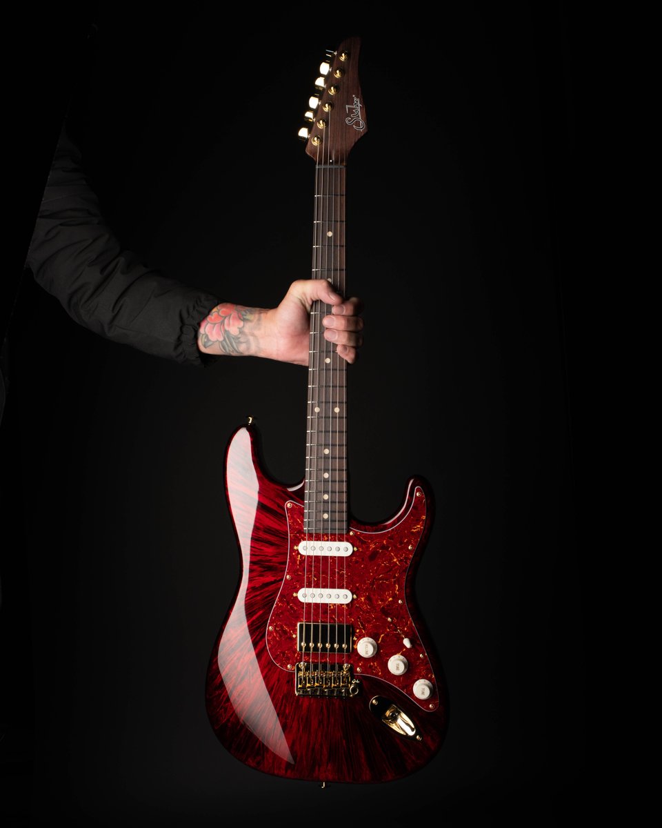 SuhrCustom's tweet image. A unique Red Nova Classic S built for the awesome crew at Hiendguitar!

Instrument Specifications:
Serial Number: 85909
Model: Classic S
Finish: Red Nova
Pickups: V60LP Neck, V60LP Middle, Thornbucker Bridge
Wood: Swamp Ash
Neck: Indian Rosewood Neck and Fingerboard