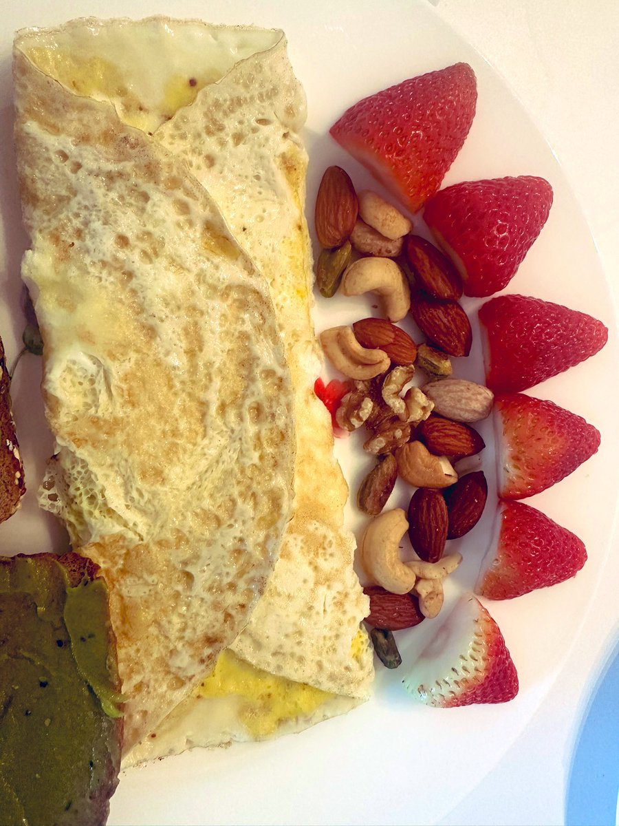 free_style_chef's tweet image. Brekkie 

#breakfast #eggs #strawberries #avocado #toast