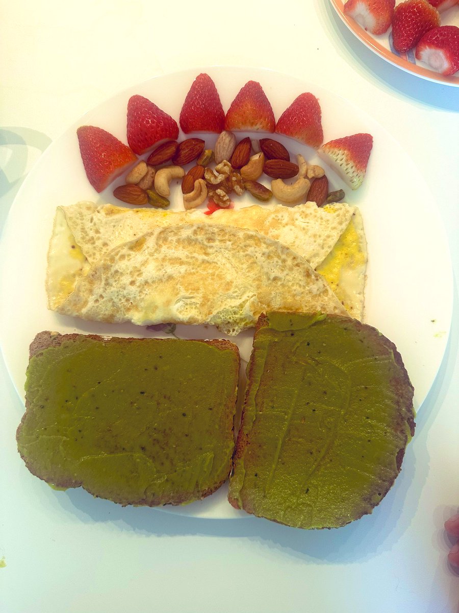 free_style_chef's tweet image. Brekkie 

#breakfast #eggs #strawberries #avocado #toast