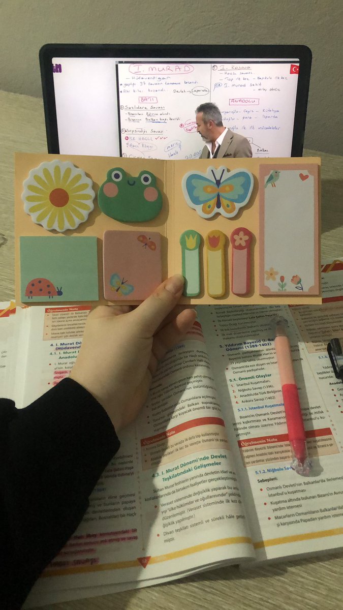 Hocam hadi bir şey söyle not alıcam yoksa dersi dinleyemem