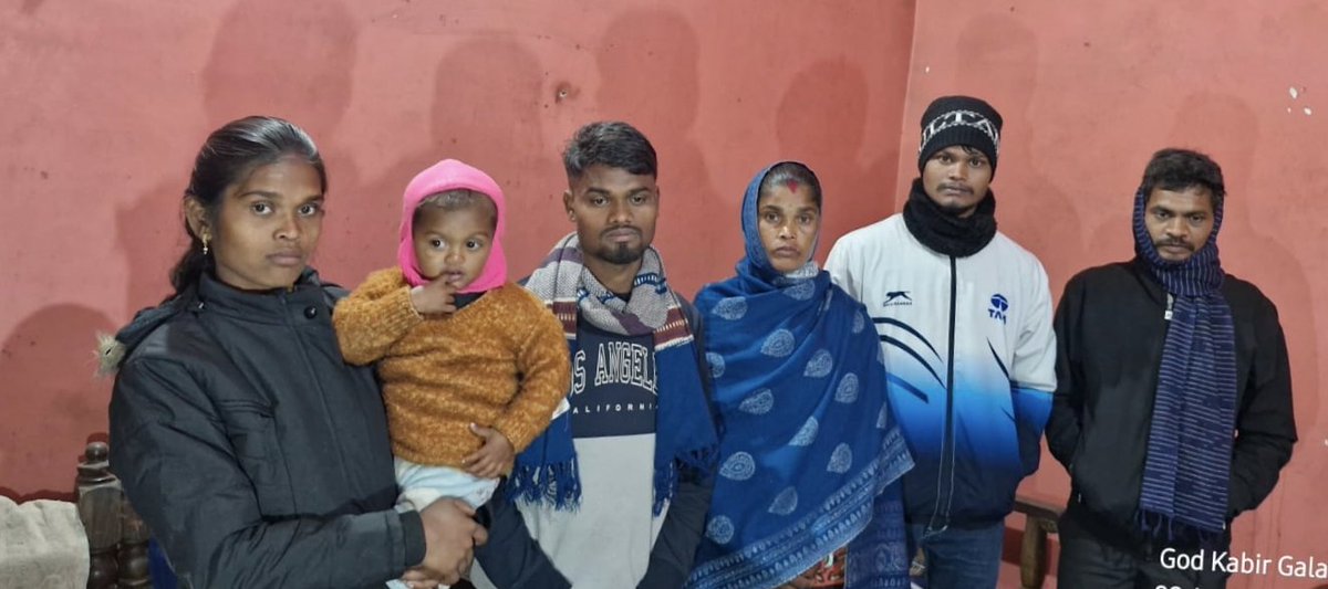 रामगढ़ के पैंकी गांव में मानवता शर्मसार! 
 'मृत्यु भोज' औऱ कर्मकांड जैसी कुरीति का विरोध करने पर एक कबीरपंथी परिवार के घर में दबंग मुखिया  ने जड़ा ताला कड़कड़ाती ठंड में परिवार सड़क पर, पानी का कनेक्शन काटा और बाथरूम तक का दरवाजा तोड़ दिया ! @dc_ramgarh <a href="/RamgarhPolice/">Ramgarh Police</a>