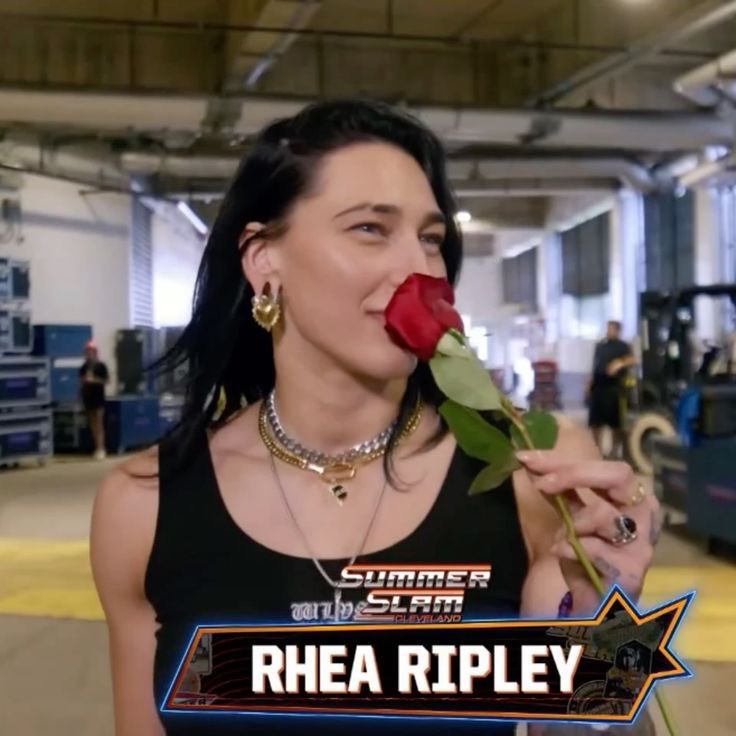 shei94760147657's tweet image. #RheaRipley Rose with beauty🌹