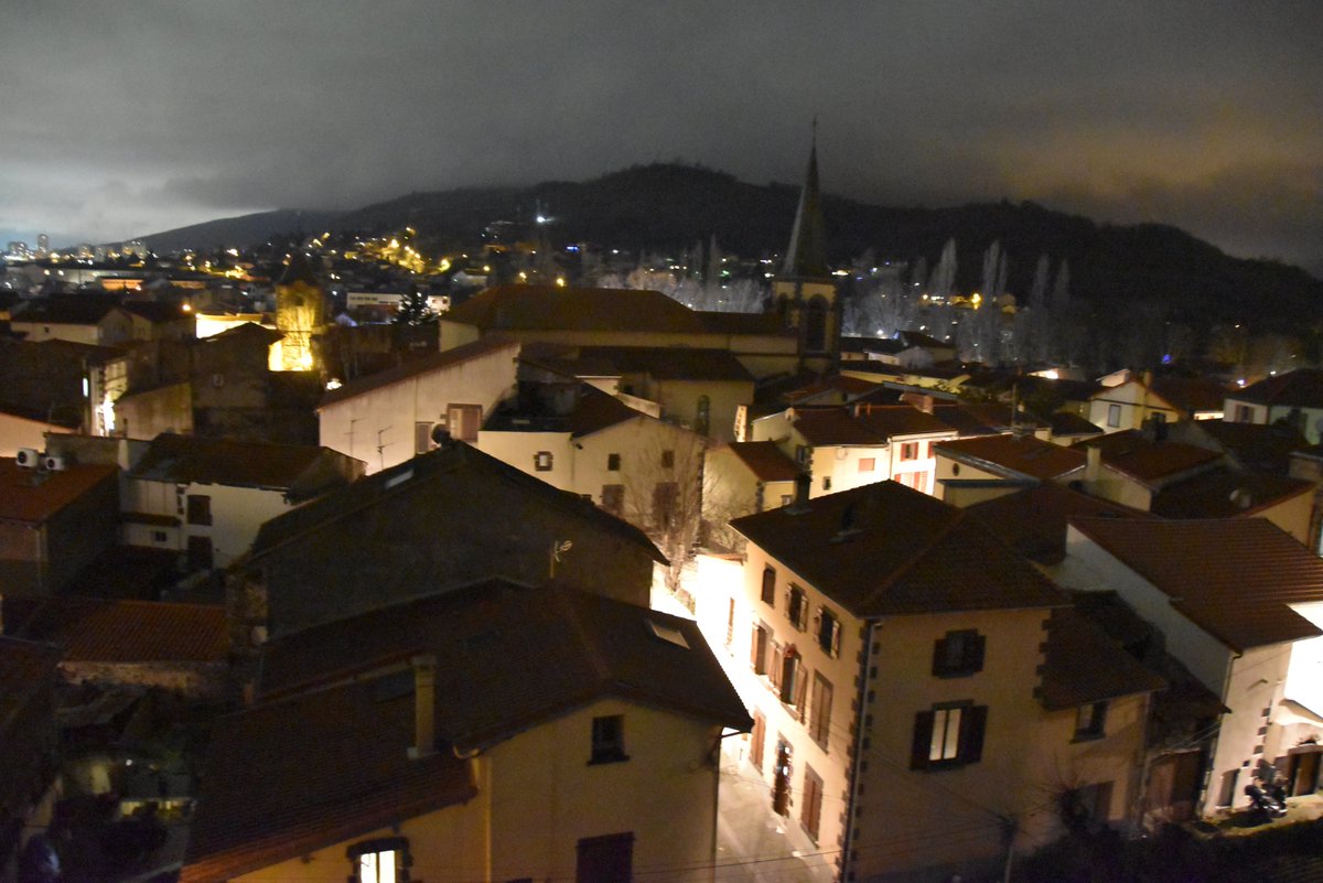 🌙Déambulation nocturne dans le bourg. Plus de 50 participants ont découvert le patrimoine autrement, guidés par Cébazat d’hier et d’autrefois. Sous les lumières de Noël, le point d’orgue de la soirée fut la montée à la tour du château et sa vue magique sur la ville illuminée.